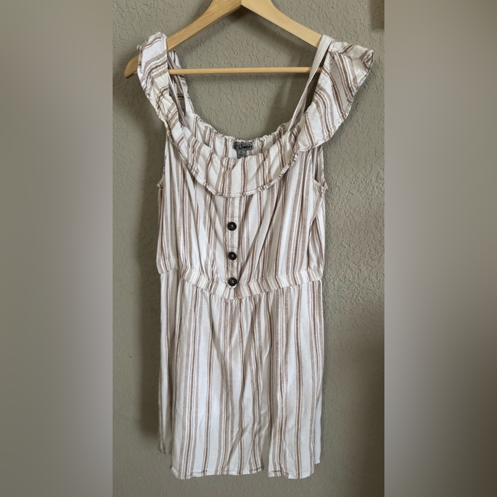 Elegant White and Tan Blouse with Timeless Appeal
